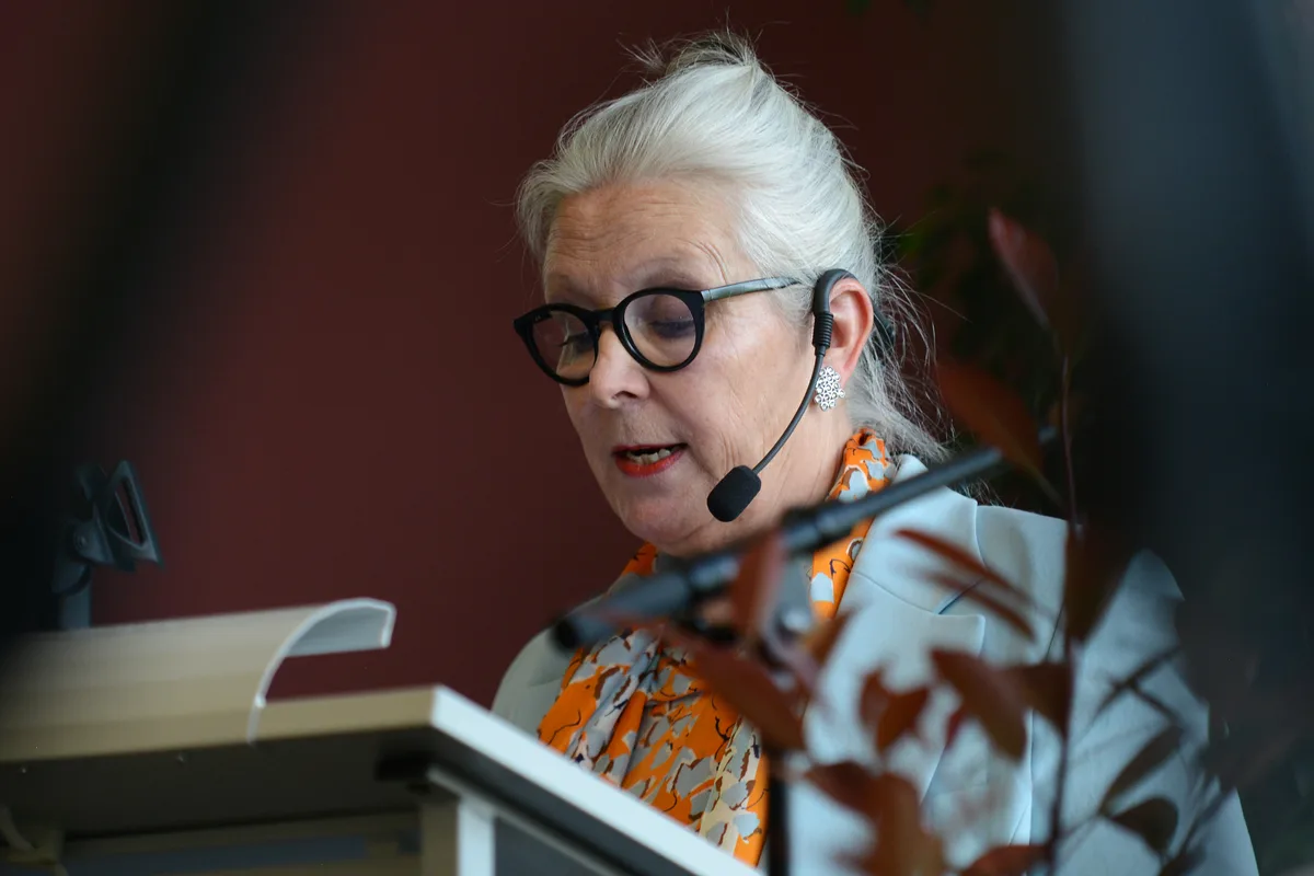 Verwaltungsratspräsidentin Dr. Karin Lenzlinger hatte positive wie auch negative Ergebnisse zur Sprache zu bringen. Eine Dame hält an einem Rednerpult eine Ansprache.